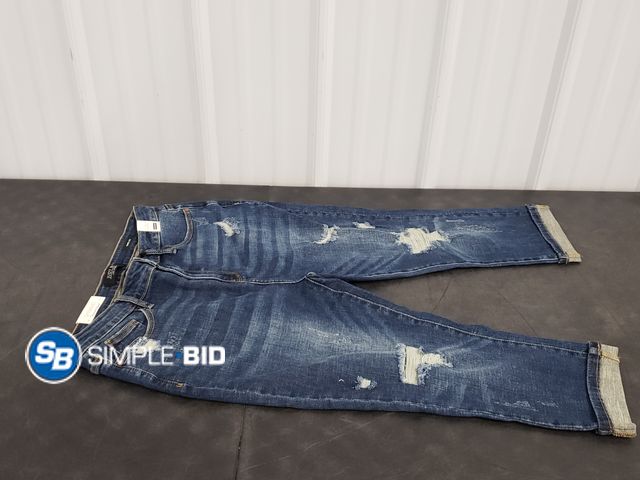 Lot 58-77817 - New Women's Judy Blue Capri Jeans High Waist - with a distressed look to it - SIZE 15/32