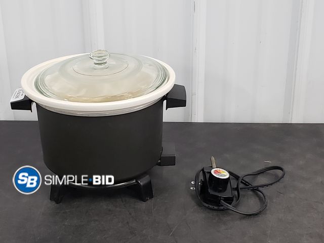 Lot 58-84386 - Dazey Slow Cooker / Deep Fryer with Power Supply