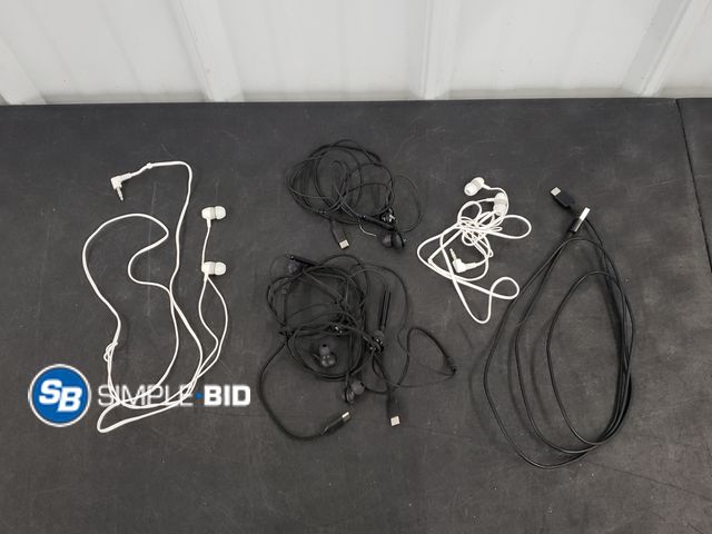Lot 58-63339 - Large Lot of Various Wired Earbuds