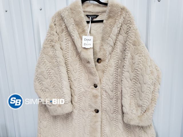 Lot 58-77390 - New Women's Davi and Dani Faux Fur Jacket - SIZE 2/3XL