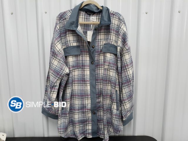 Lot 58-74574 - New Women's Davi and Dani Button up Shirt - SIZE 3XL