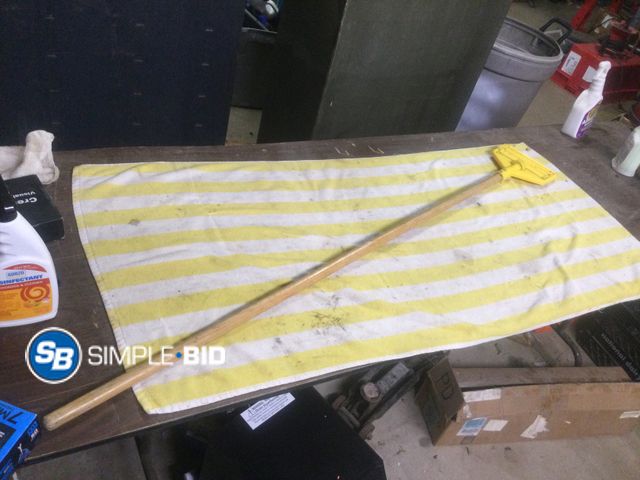 Lot 58-37941 - Rubbermaid mop handle