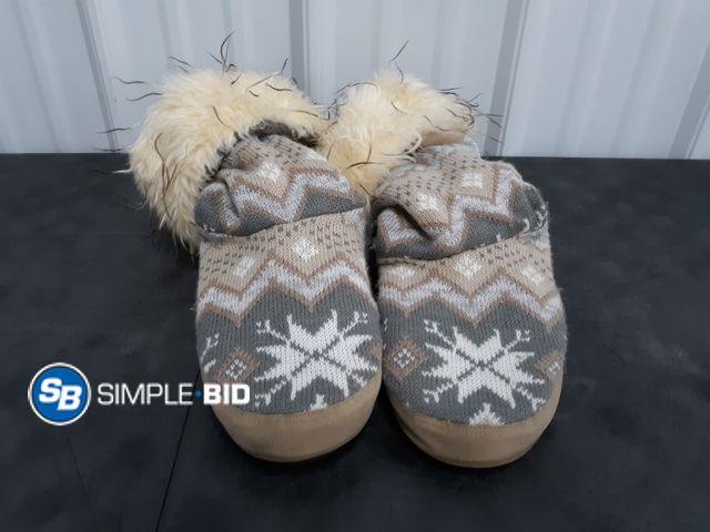 Lot 58-54436 - Muk Luk Slippers - Size L - LIght Use