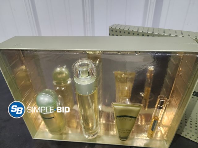 Lot 58-34583 - Perry Ellis 463749 Gift Set -- 3.4 oz Eau De Parfum Spray+ .33 oz Mini EDP Spray + 4 oz Body Mist Sp...