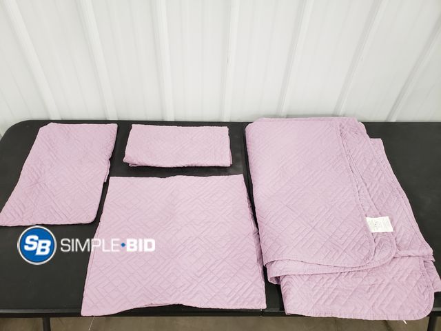 Lot 58-41283 - Clara Clark TWIN size Quilt Comforter - out of package - in good condition