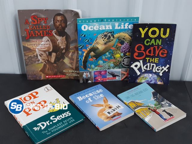 Lot 58-33378 - Lot of (6) Scholastic Kids Books - 'Ocean Life' , 'Hop on Pop', and More! - Good Condition