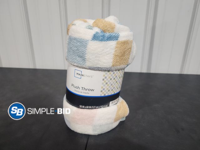 Lot 58-31663 - New Mainstays Plush Throw - 50" x 60"