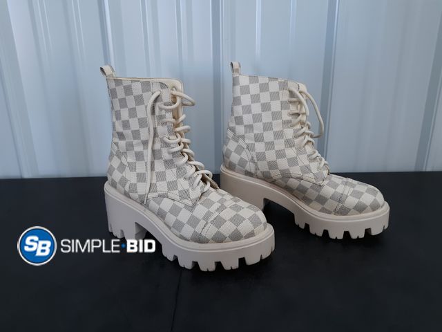 Lot 58-56279 - MDT Black and Cream Colored Checkered Canvass Boots - Size 9 - Very Light Use Good Condition