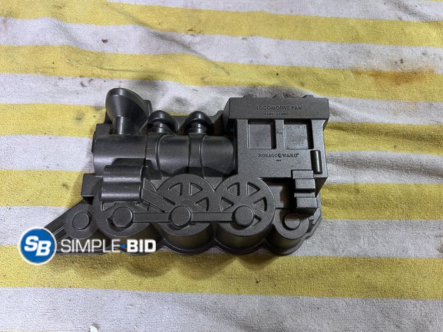 Lot 58-34004 - Locomotive  Cake Pan
9 Cup Cake Pan by Nordic ware