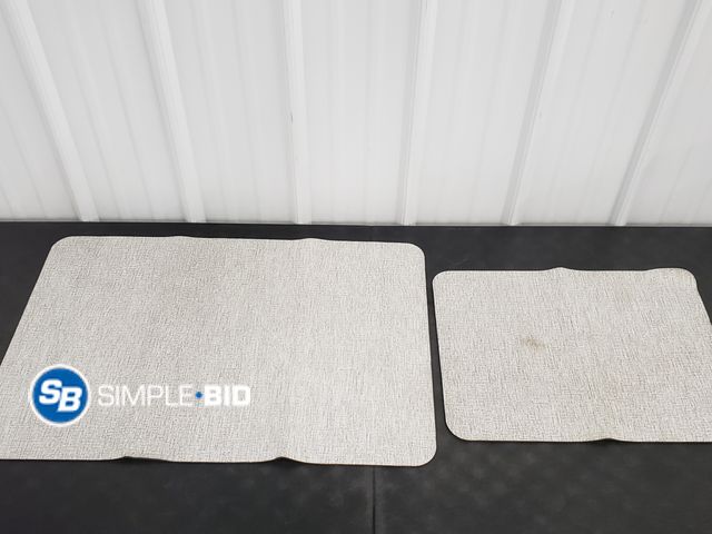 Lot 58-68941 - Lot of (2) KITCHEN Mats - in good condition - light use (1) 16" x 21" (1) 31" x 21"