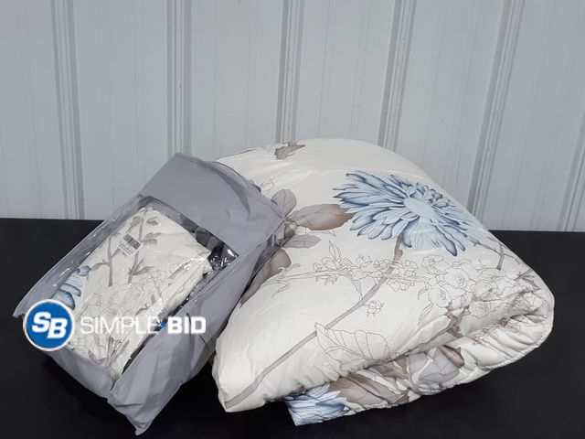 Lot 58-27057 - Comforter and Sheet Set - Queen Size
