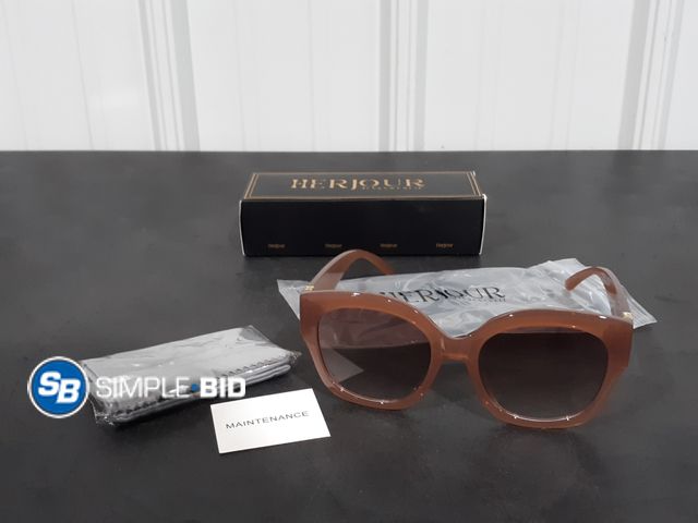 Lot 58-35011 - Women's Retro Sunglasses