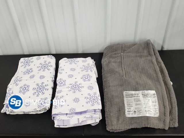 Lot 58-40549 - Lot of BEDDING - Electric Heated blanket - (will need cord) Snowflake Sheet set - (FULL SIZE) - used...