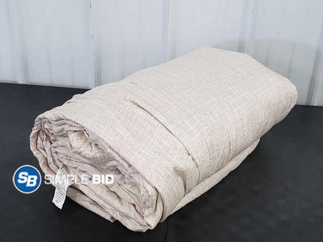 Lot 58-70465 - Berkshire Herringbone Microfiber Down Alternative Blanket,  FULL/QUEEN - light use - in good conditi...