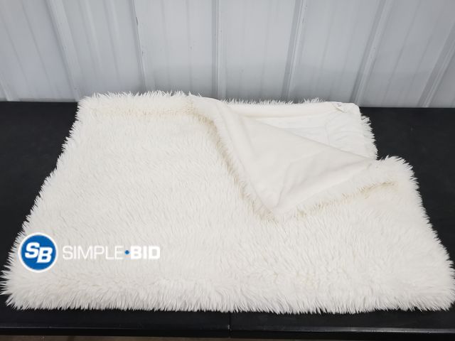 Lot 58-63671 - FUZZY White Throw Blanket - out of package