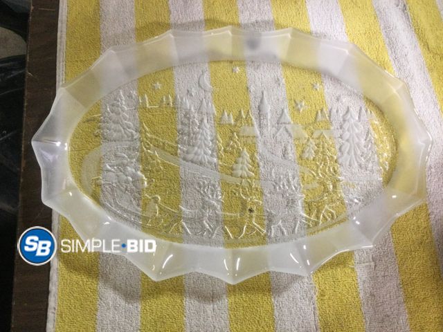 Lot 58-59621 - Decorative Glass Christmas Plate