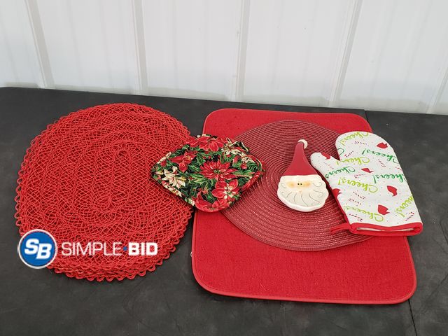 Lot 58-84418 - Lot of Christmas Themed Placemats/Pot Holders/Drying Mat