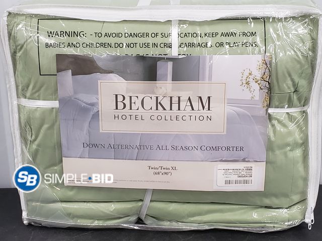 Lot 58-39142 - Beckham Hotel Collection Down Alternative All Season Comforter - Twin/Twin XL 68" x 90" - Sage Green...
