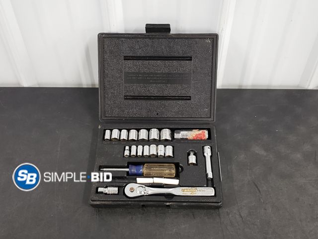 Lot 58-77076 - Craftsman 1/4" &amp; 3/8" Drive Socket Wrench Set