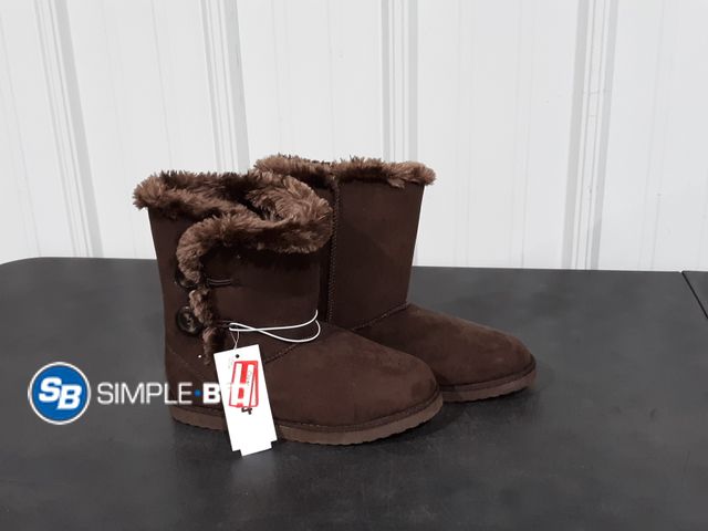 Lot 58-29096 - New Cat &amp; Jack Faux Fur Boots, Girls Size 4 - Brown