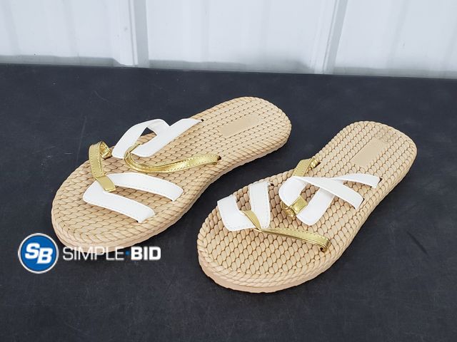 Lot 58-64544 - Foam Type Sandals - Not Much Support But Cute! - Size 8.5 - Appears Unused
