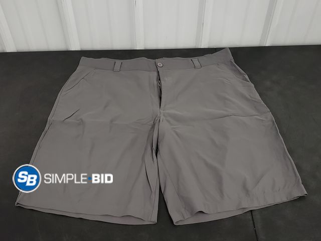 Lot 58-54405 - Under Armour Men's Shorts - Size 40 - Light use