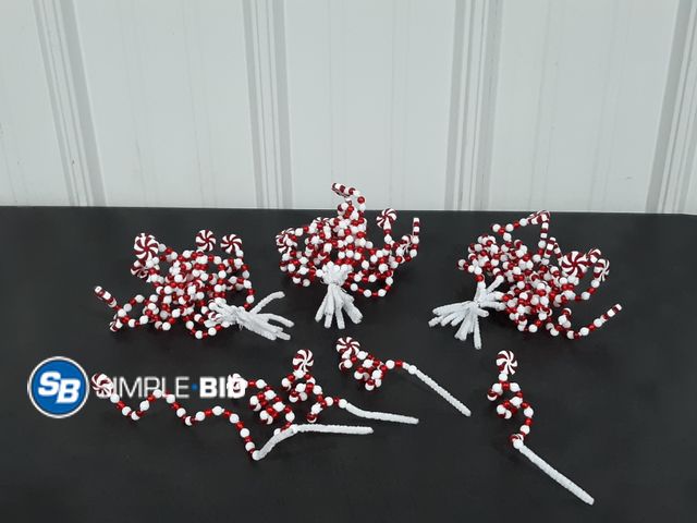 Lot 58-17800 - CHRISTMAS! Lot of (34) New Candy Cane Straw pipe Decorations