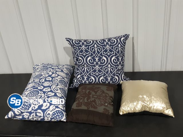 Lot 58-27872 - Lot of (4) Pillows
