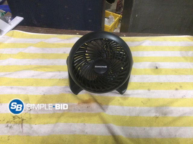Lot 58-37924 - Honeywell 9 in round table fan works good