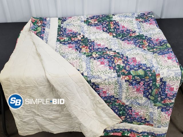 Lot 58-39848 - Quilted Quilt Comforter - Full - Queen size - used but in good condition