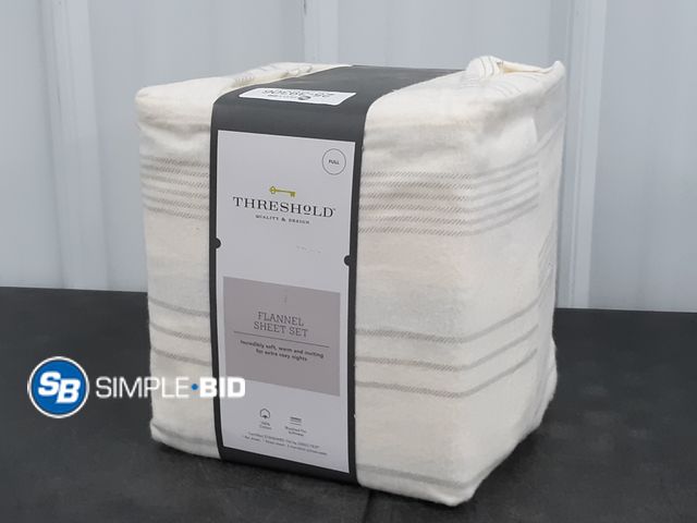 Lot 58-39306 - New Threshold FULL size Flannel Sheet Set