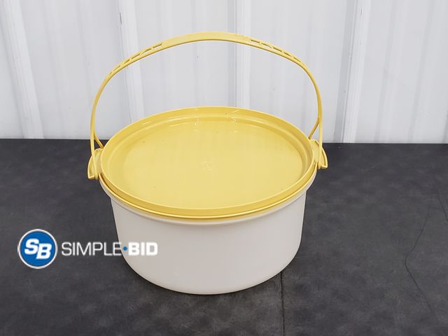 Lot 58-74392 - Vintage Tupperware Cake Carrier