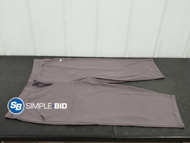 Lot 58-70561 - Athletic Works Gray Capri Workout Pants - Size XL 16W-18W - Appears Unused