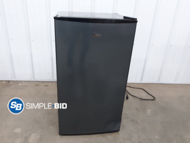 Lot 58-65791 - Midea 3.3-cu ft Mini Fridge ( Black ) ENERGY STAR - tested to get cool - appears unused (does have d...
