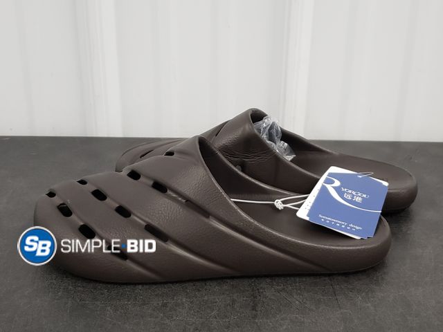 Lot 58-77737 - New Adult Slip on Sandals - Great for everyday, Travel, or by the pool - - SIZE 42-43