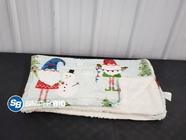 Lot 58-73237 - CHRISTMAS IN JULY! New Super Soft Plush Blanket 50" x 60" - Super Cute!