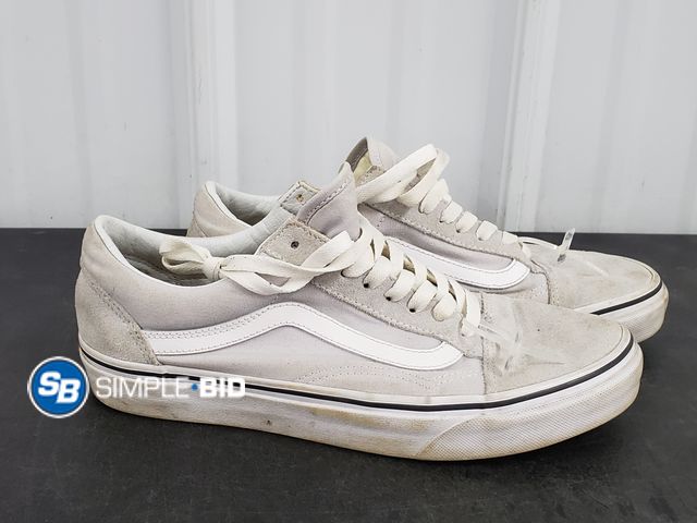 Lot 58-77621 - Vans Tennis Shoes - Size 7.5 - Light Use