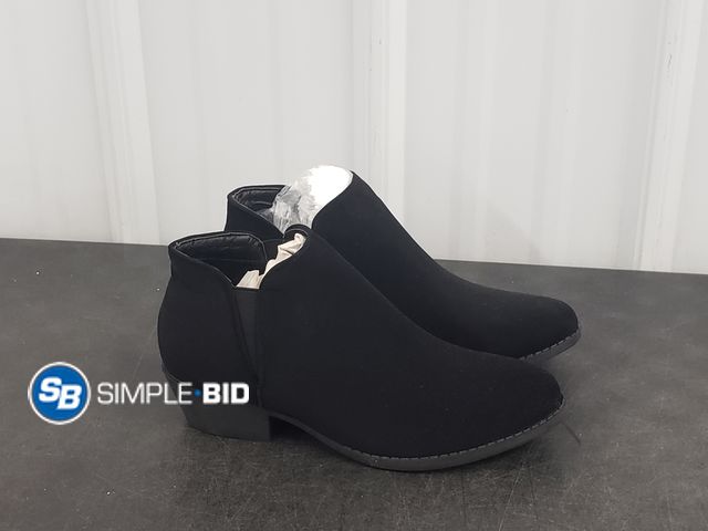Lot 58-68601 - New Women's Mid Shortie Black Shoes - SIZE 8