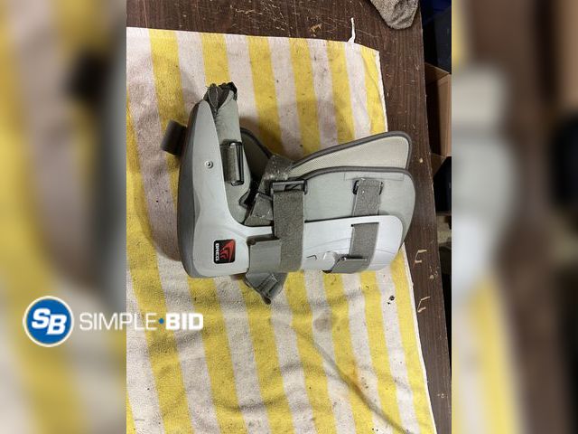 Lot 58-33832 - 1 Walking Boot Walking Cast Grey-White