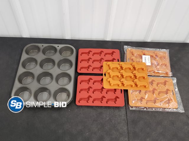 Lot 58-77101 - Lot of Bakeware, Cupcake Pan and (5) Dachshund Shaped Silicone Trays