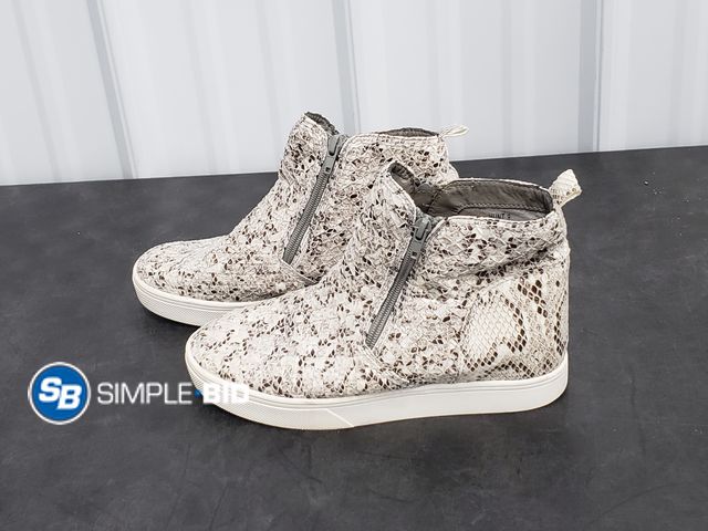 Lot 58-66072 - Boutique Women's Faux Alligator Boots - Size 9