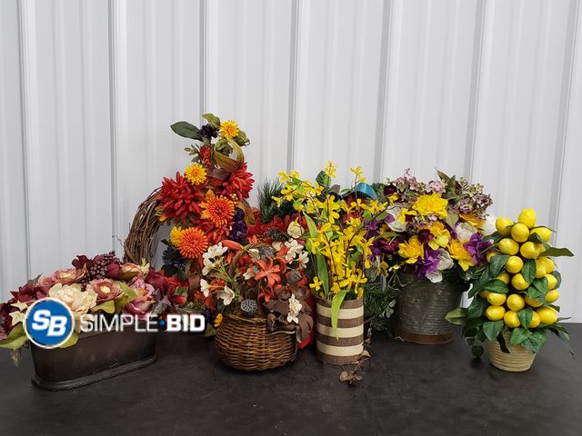 Lot 58-74386 - Lot of Decorative Fake Flower Arrangements, Wreaths and more - used but in good condition