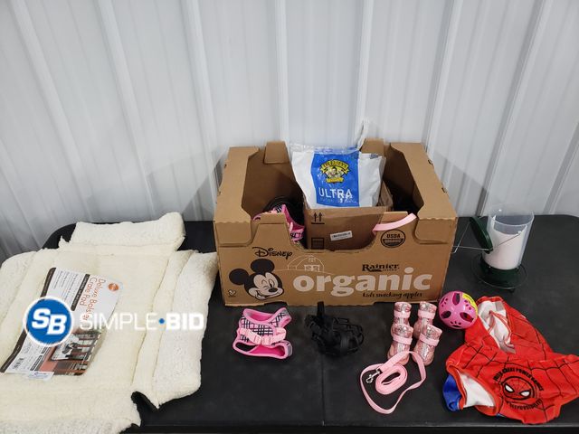 Lot 58-39112 - Lot of PET supplies and accessories - various items - appears unused