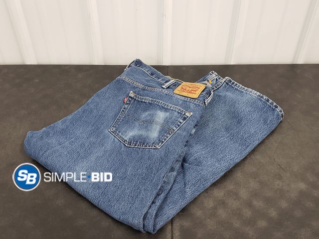 Lot 58-59247 - Levi Strauss &amp; Co 550 Men's Jeans - Size 45 x 32 - Light Use