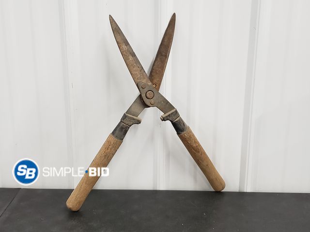 Lot 58-80007 - Large Cutting Shears for Bushes, Small Branches - Old and Rusty