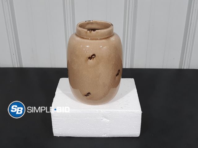 Lot 58-26370 - New Decorative Victor and Teresa Ceramic vase