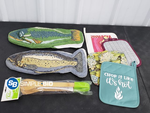 Lot 58-67474 - Lot of Kitchen/Cabin Potholders and Set of Bamboo Tongs