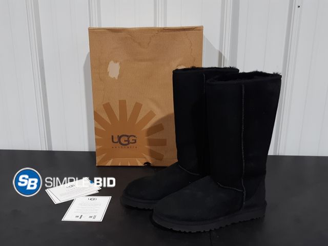 Lot 58-34862 - Women's UGG Boots classic tall - SIZE 10 - unworn