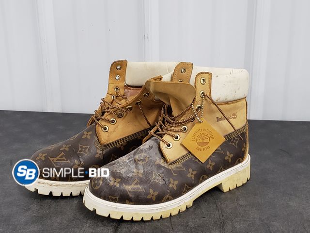 Lot 58-50415 - Women's Timberland Boots - SIZE 9 wide - used but in good condition