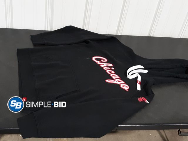 Lot 58-17784 - MEN'S Chicago Bulls Hoodie Sweatshirt - SIZE M - in good condition